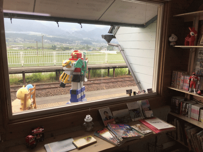 ひみつ基地ゴンから見た駅のホームの様子