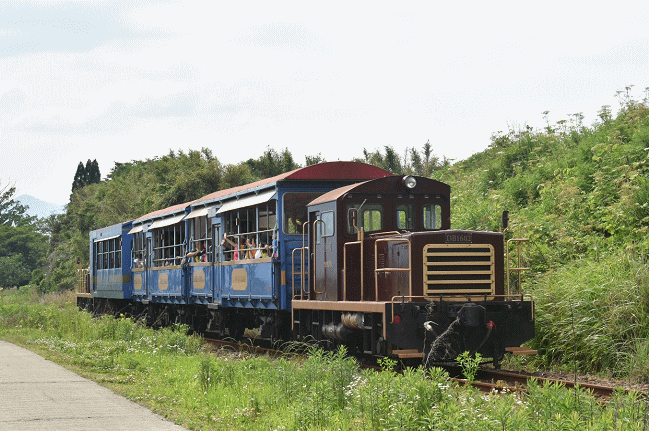 中松駅に向かう、南阿蘇鉄道のトロッコ列車