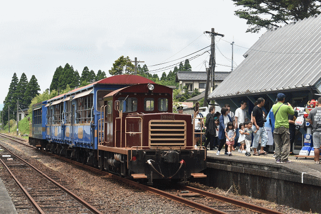 中松駅で折り返しの停車中のトロッコ列車