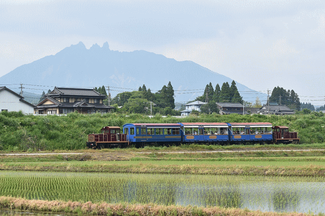 根子岳を背景に去り行くトロッコ列車