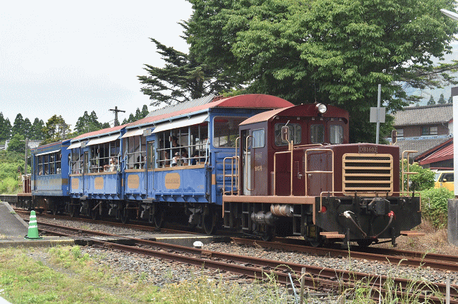 高森行トロッコ列車「ゆうすけ3号」が中松駅を発車