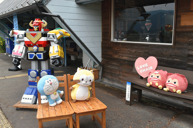 中松駅のロボットやキャラクター