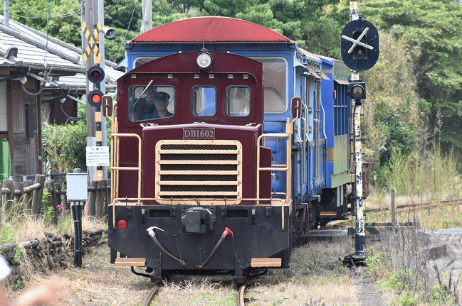 中松駅で折り返し高森駅に到着するトロッコ列車