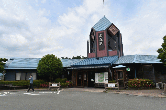 洒落た外観の高森駅