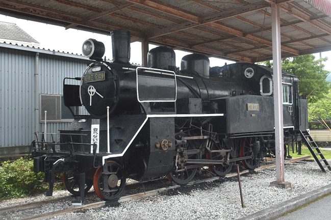 高森駅前にはC12241が保存