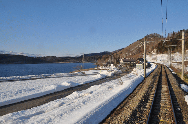 南神城～簗場間の青木湖畔の風景