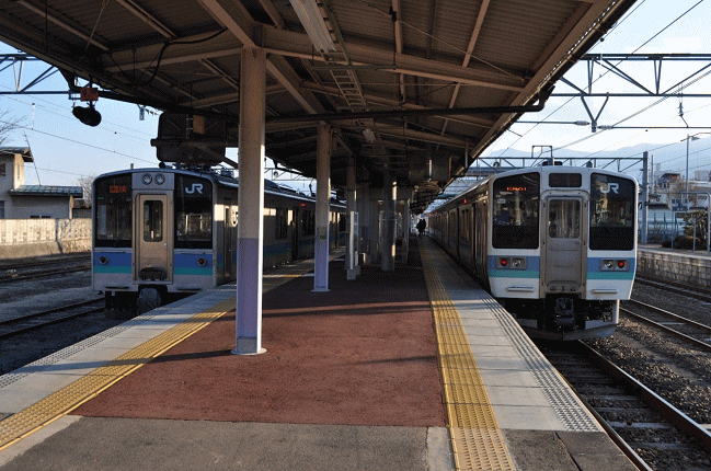 信濃大町で、Ｅ１２７系と２１１系