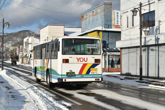 清水沢駅前を発車した新さっぽろ行の路線バス