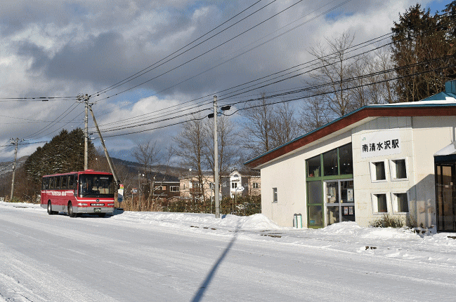 南清水沢駅前バス停に停車中の新さっぽろ駅前行急行バス