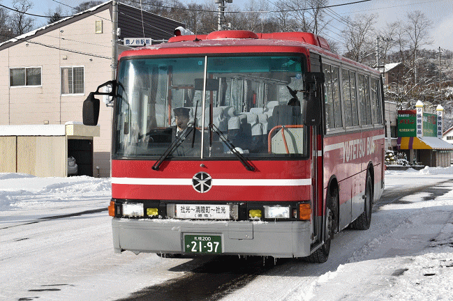 鹿の谷駅前バス停から13:04発の社光発清陵町経由社光行の循環バスに乗車