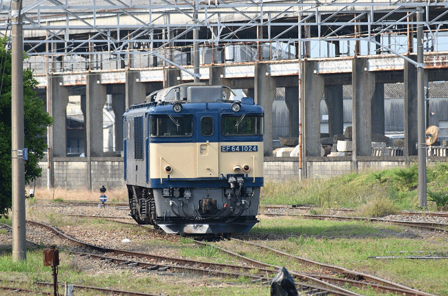 美濃赤坂駅南側の踏切付近から留置中のEF64を撮影