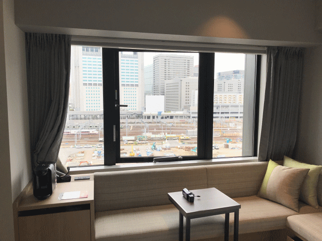 都シティ東京高輪のデラックスキングダブルの窓辺の様子