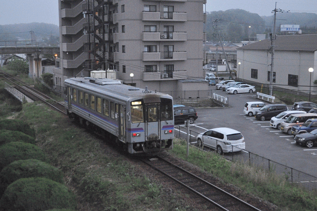 三次グランドホテルから見た福塩線のキハ120