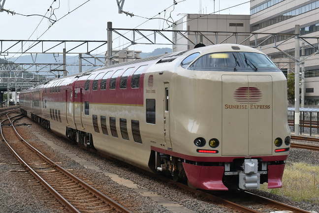 高松を発車した「サンライズ瀬戸」