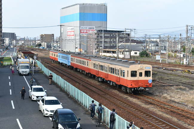 水島市駅付近の歩道橋から国鉄型気動車を撮影