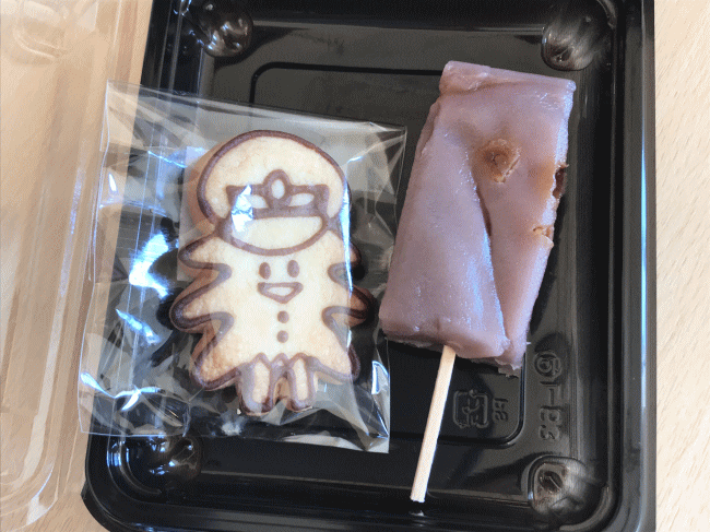 くじら餅とモーリーのクッキー