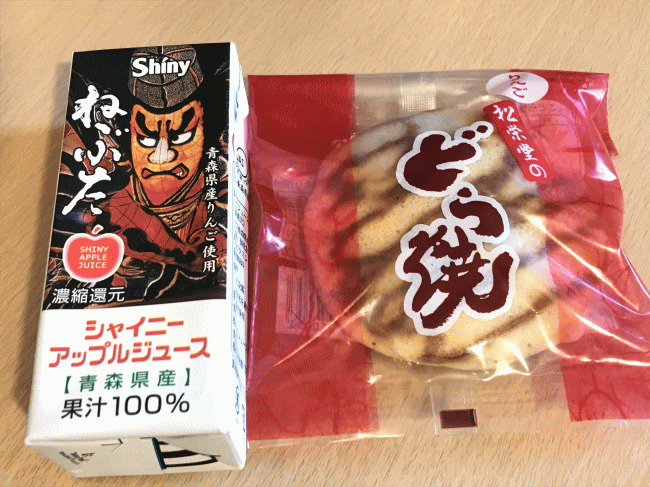 リンゴどら焼きとリンゴジュース