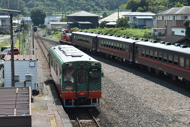 茂木駅の駅舎2階の展望台から下館行を撮影
