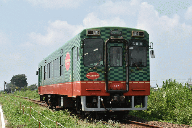 西田井駅の近くの踏切で真岡鉄道を撮影