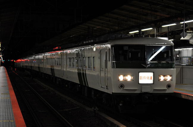 横浜駅に到着した上りのムーンライトながら(12月末)