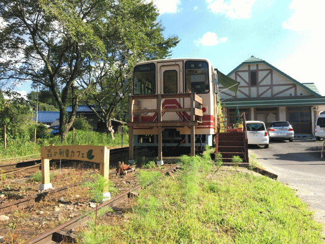 森の列車カフェを正面から撮影