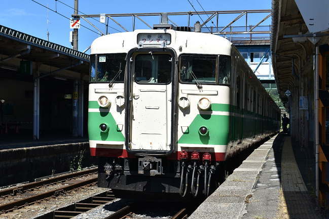 初代長野色の115系(妙高高原駅)