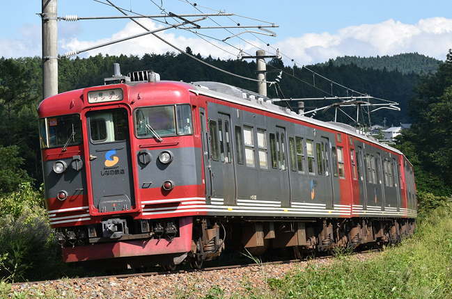 しなの鉄道の115系(黒姫駅から約1㎞の川原踏切の撮影地)