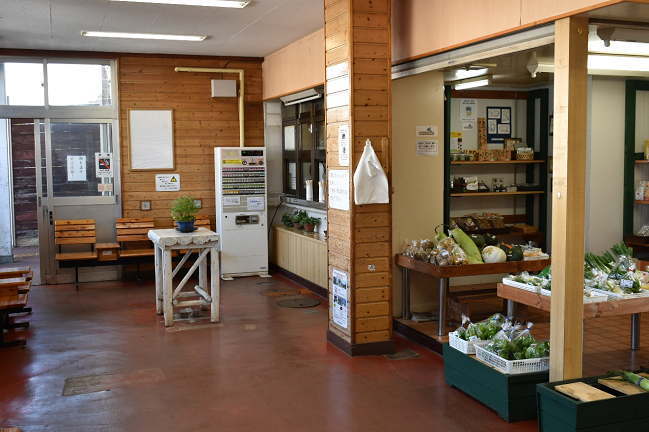 黒姫駅の待合室の販売コーナー