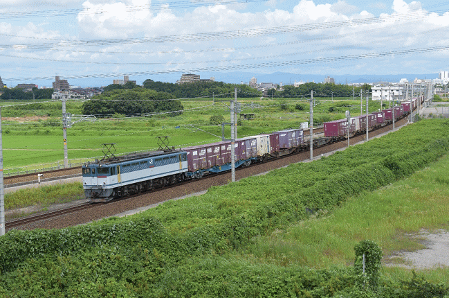 森岡跨線橋から撮影したEF65牽引の貨物列車