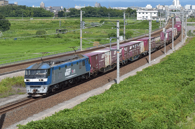 森岡跨線橋にてEF210形電気機関車にけん引された貨物列車を撮影
