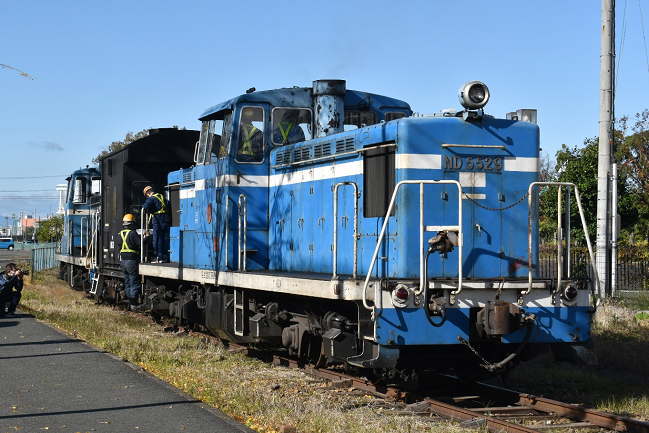 ND5529号機がND55210号機と車掌車に連結