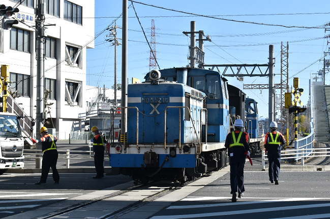 係員が車の横断を止める踏切