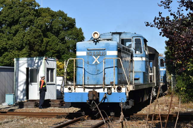 ダイヤモンドクロスを通過して東港駅に戻る機関車