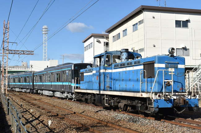 東名古屋港駅に向かう甲種輸送を後ろから撮影
