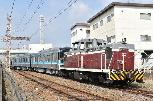 ND552形7号機がけん引