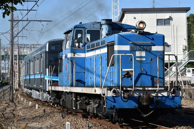 ND5529号機が牽引する甲種輸送列車が大江へ向けて走行
