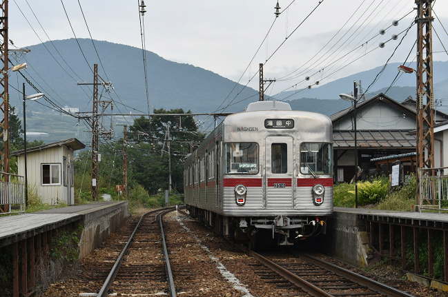 2面ホーム2線の信濃竹原駅