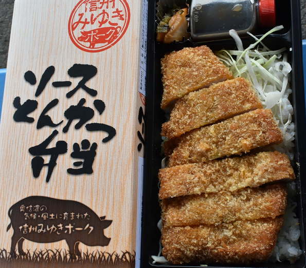 長野駅で購入した「飯山みゆきポークのソースとんかつ弁当」（㈱王滝　お弁当のカワカミ　1050円）