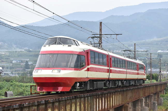 1000系「ゆけむり・のんびり」号（夜間瀬川鉄橋）