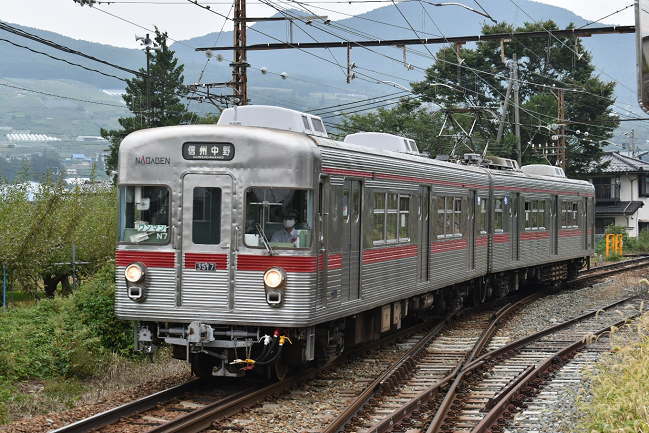 信濃竹原駅に到着する3500系