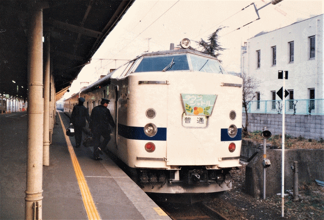 長崎駅1番線に停車中の715系