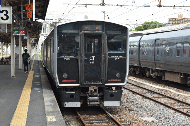 817系の各駅停車が長崎駅に停車