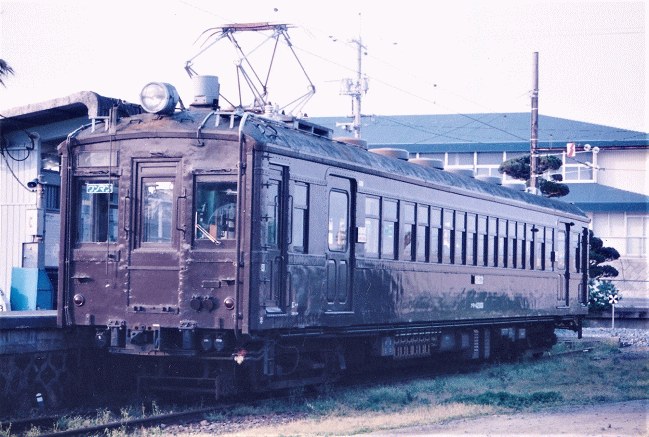 長門本山駅を発車待ちのクモハ42