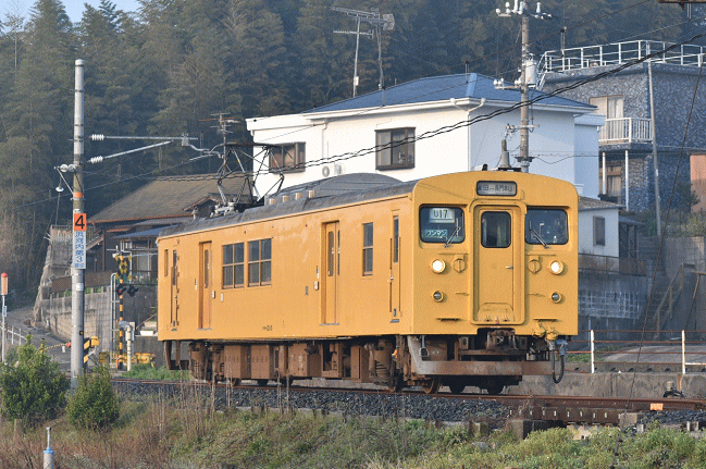 浜河内駅付近を走行する123系電車