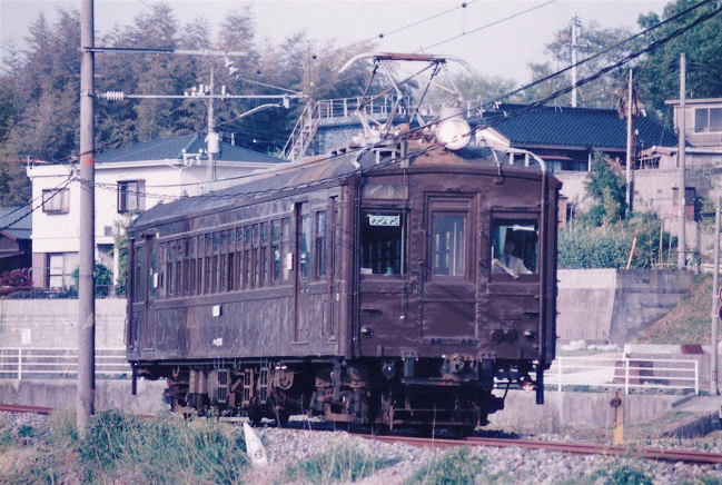 浜河内駅付近を走行するクモハ４２００１