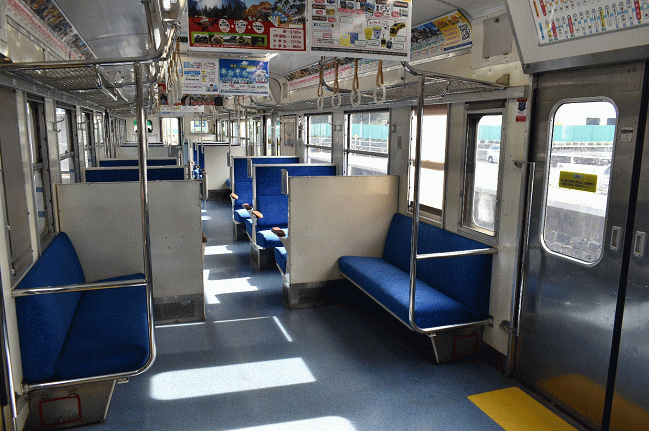 MC7001形は元JR東海119系の車内