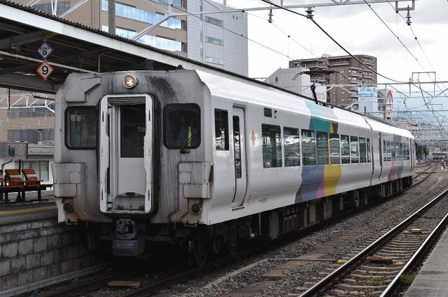 「あずさ3号」は松本で後部2両（1・2号車）を切り離し