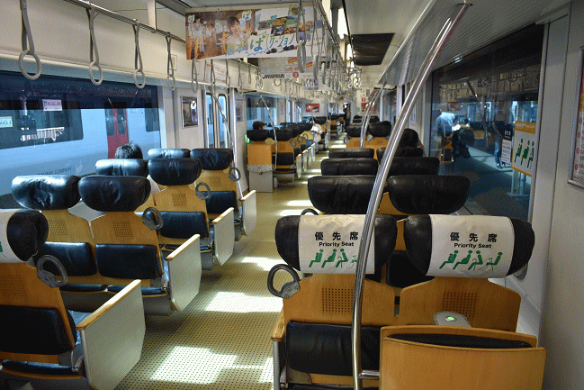 817系のクロスシートの車内