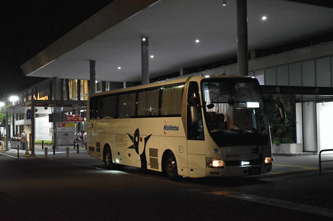 福岡天神行「どんたく号」が東名阪自動車道御在所パーキングエリアで休憩