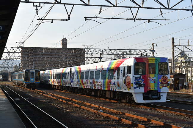 松山駅併設の松山運転所や貨物施設